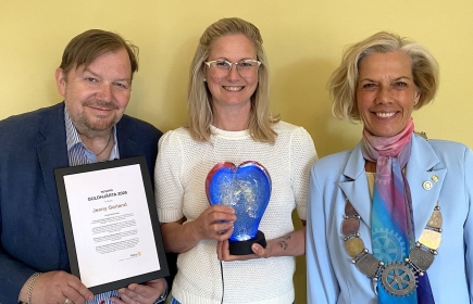 Mikael Jansson från juryn, pristagaren Jenny Garland och guvernör Margit Svenson som delade ut Rotarys Guldhjärta 2026